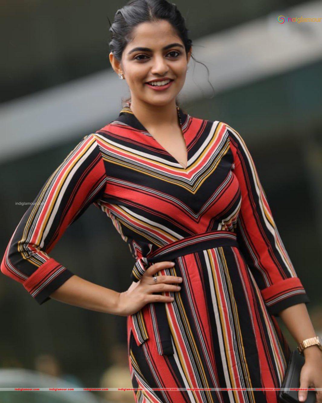 Nikhila Vimal Actress hd photo