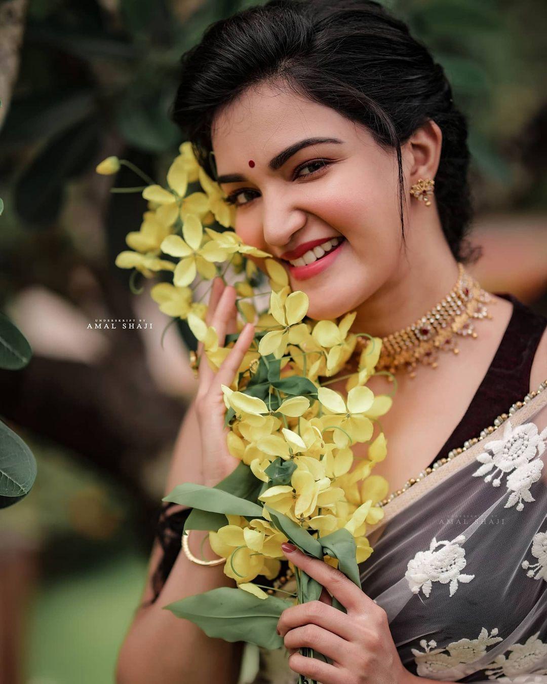 Honey Rose Actress hd photo