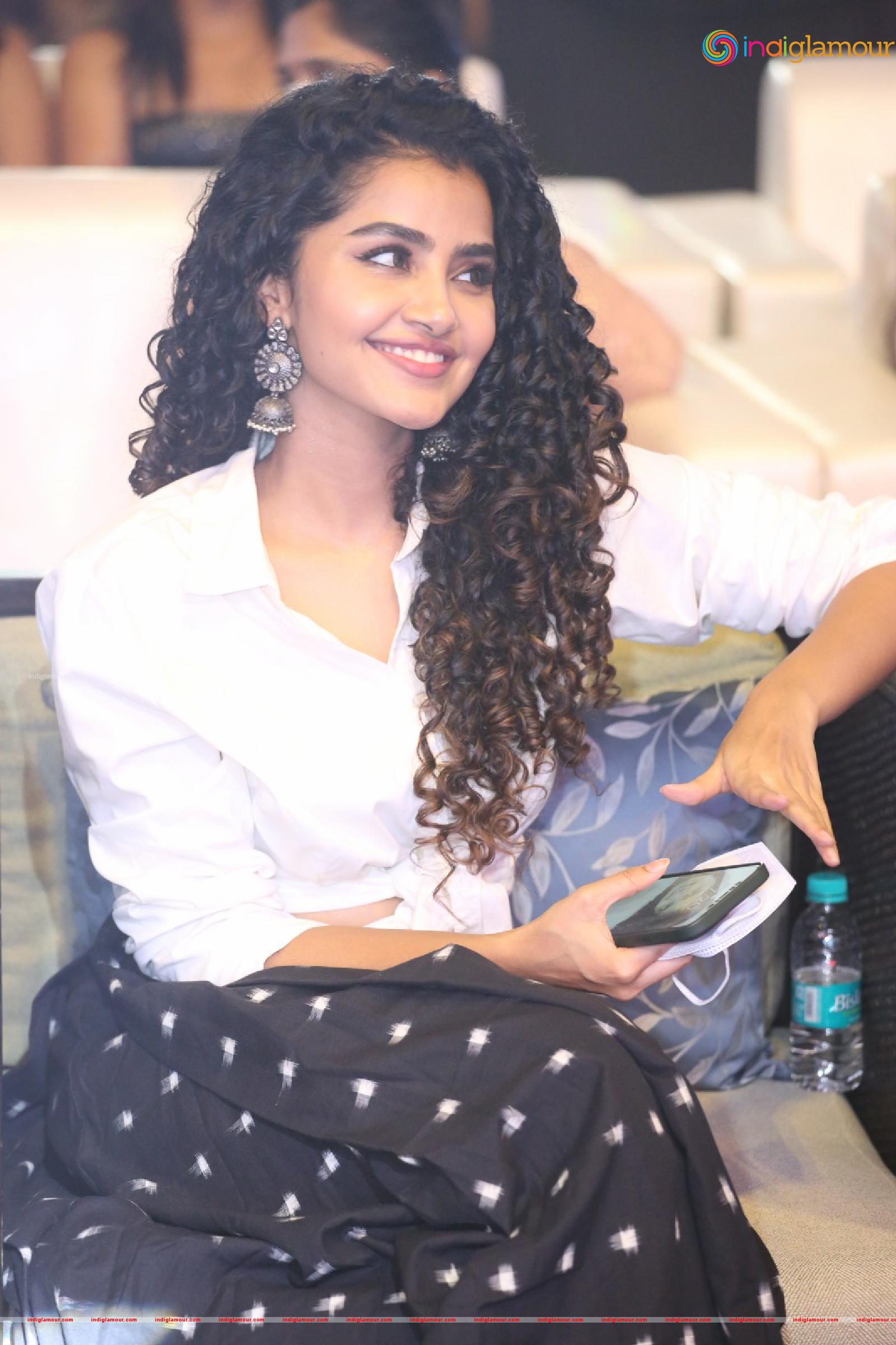 Anupama Parameswaran Actress hd photo
