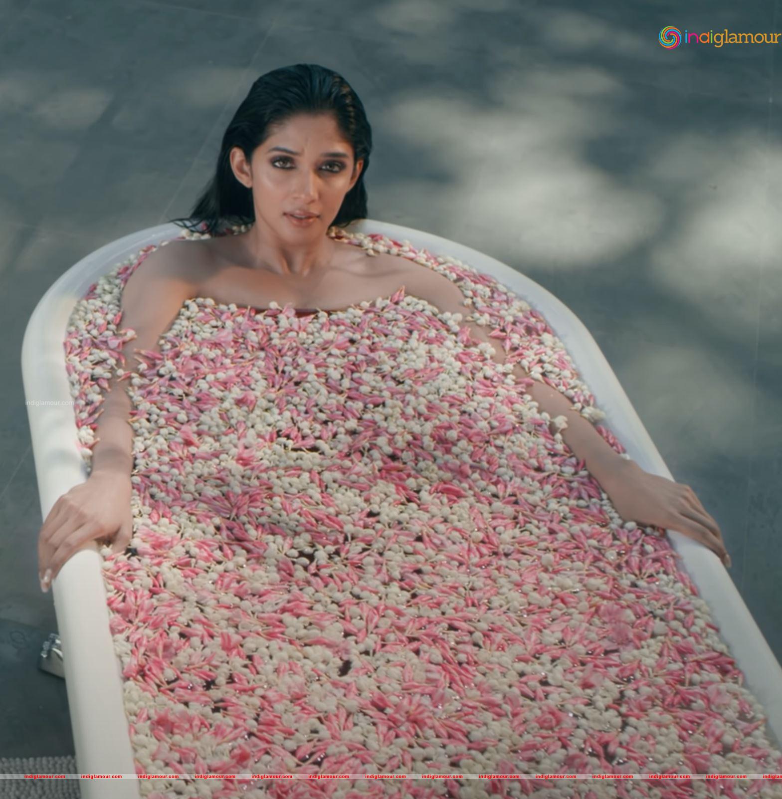 Nyla Usha Actress hd photo