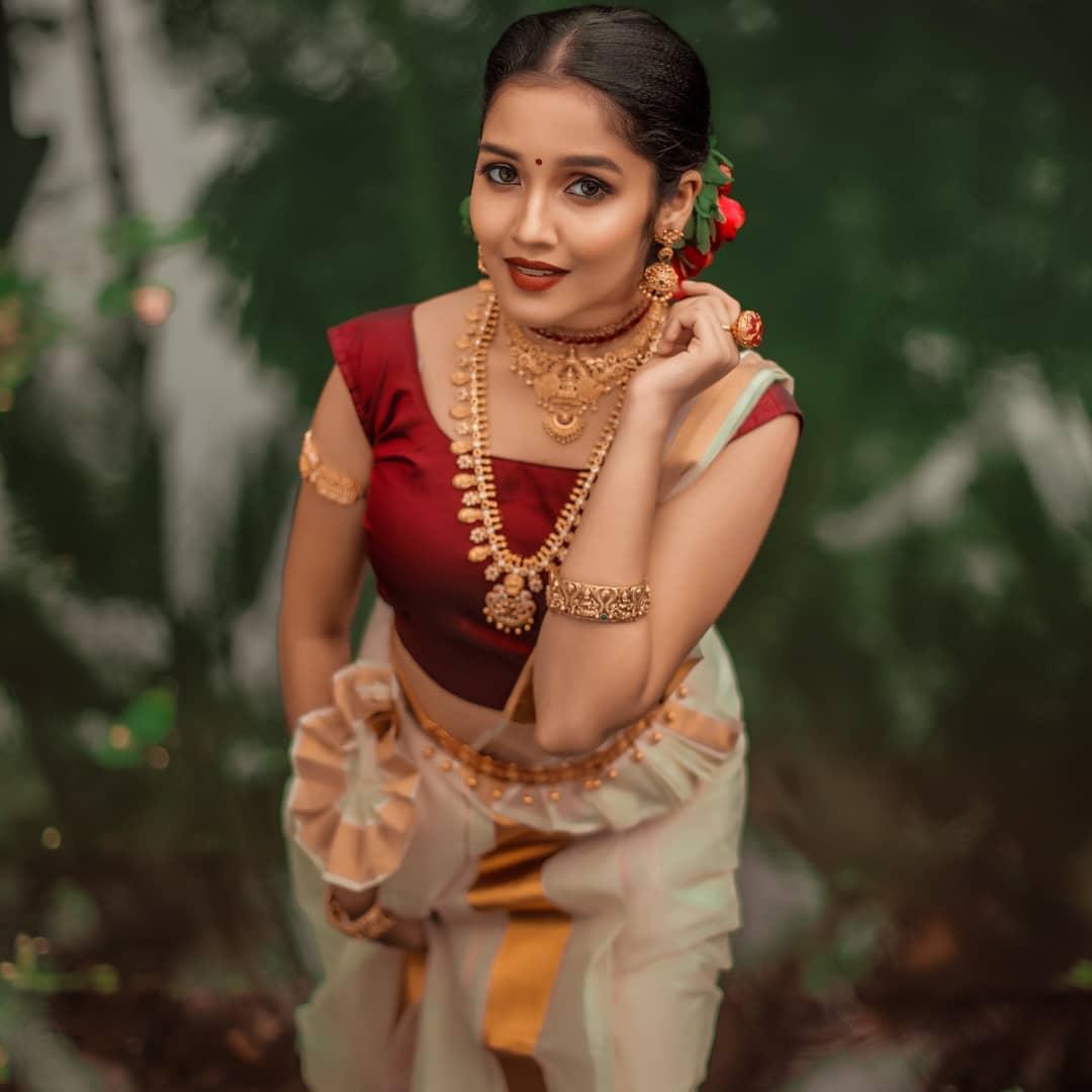 Anikha Surendran Actress hd photo