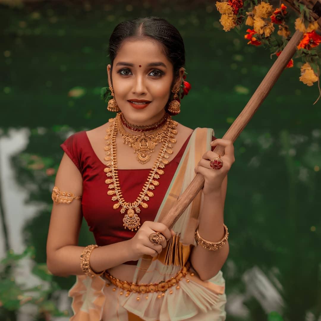 Anikha Surendran Actress hd photo