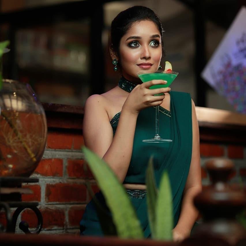 Anikha Surendran Actress hd photo