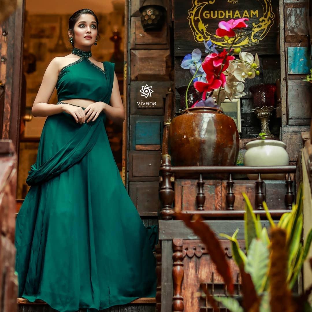 Anikha Surendran Actress hd photo