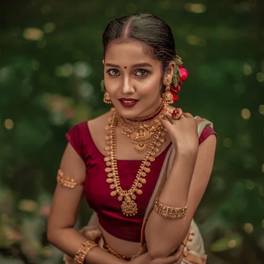 Anikha Surendran Actress hd photo