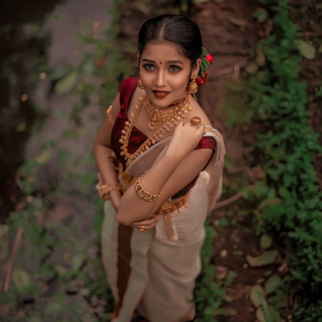 Anikha Surendran Actress hd photo
