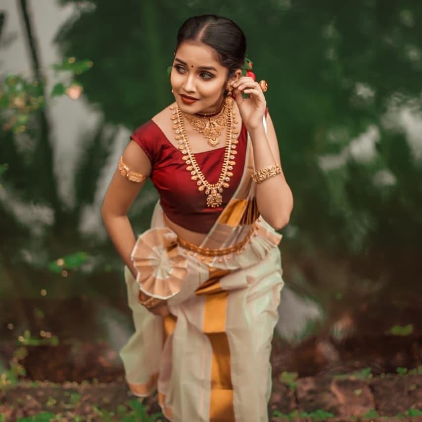 Anikha Surendran Actress hd photo