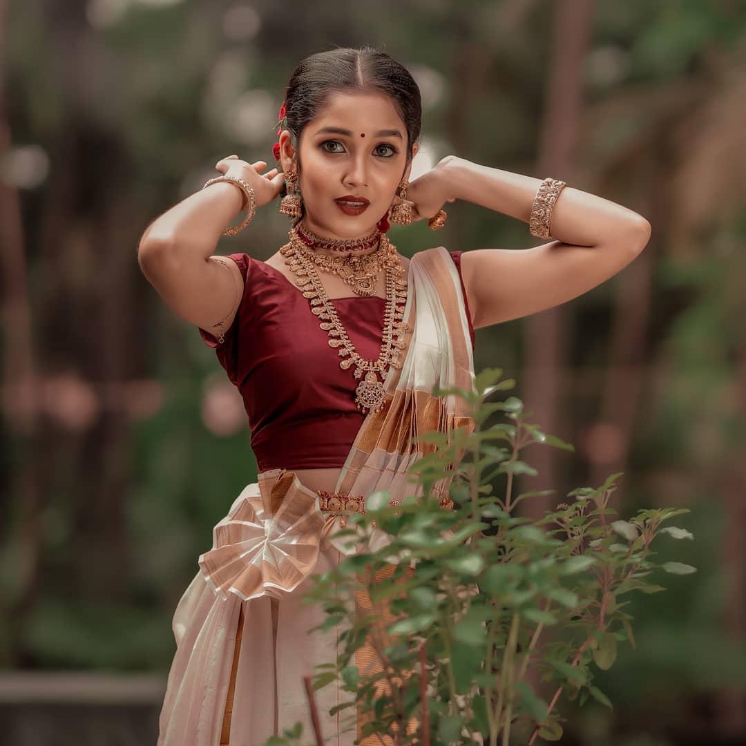 Anikha Surendran Actress hd photo