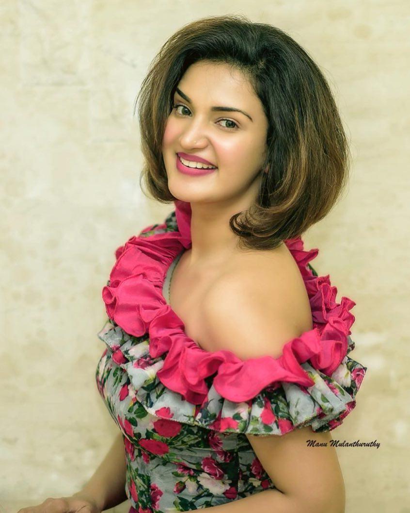 Honey Rose Actress hd photo