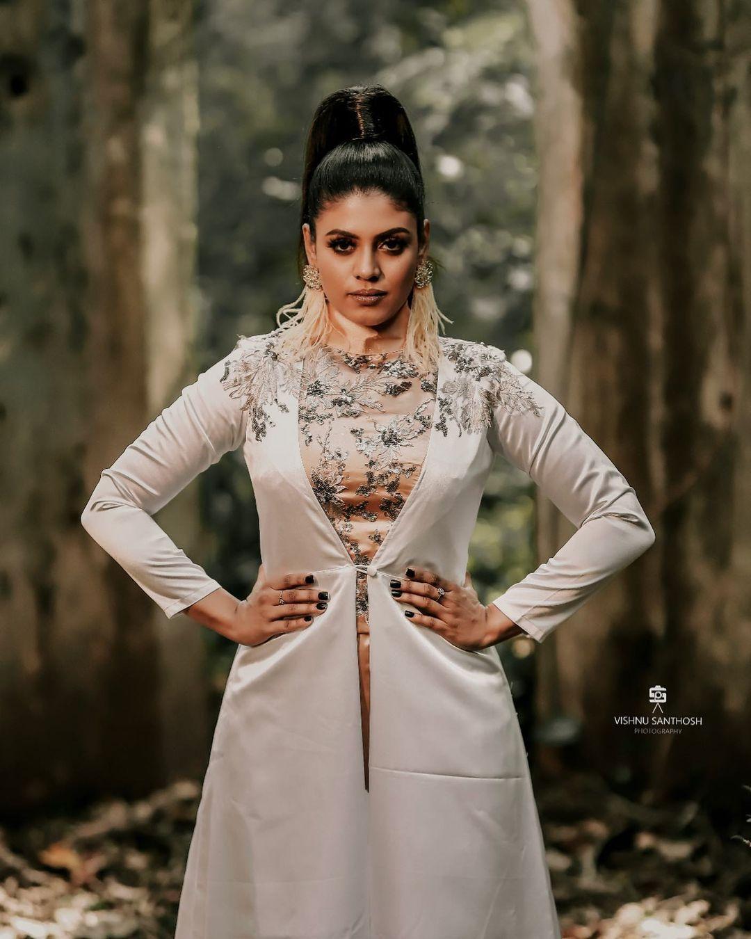 Iniya Actress hd photo