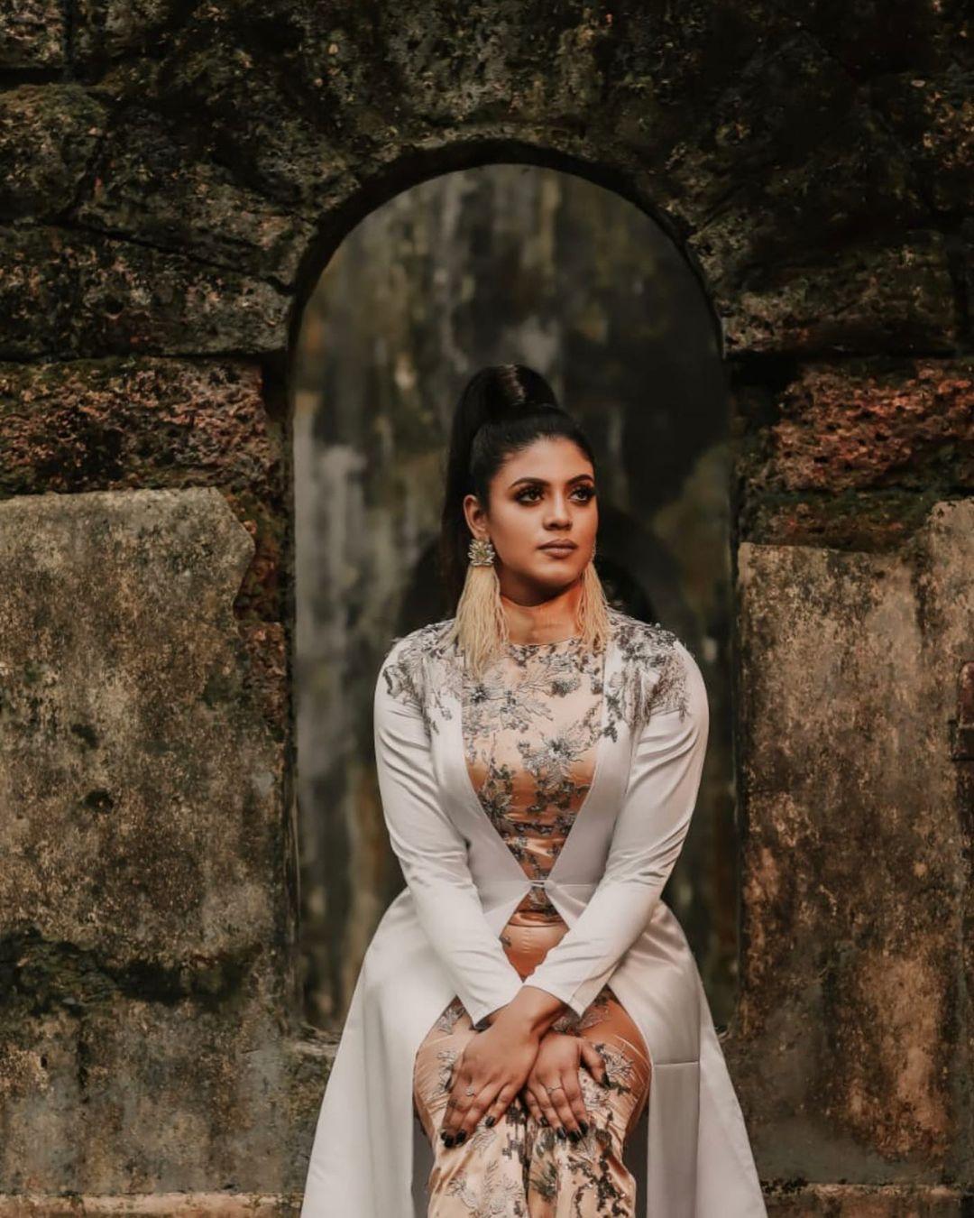 Iniya Actress hd photo