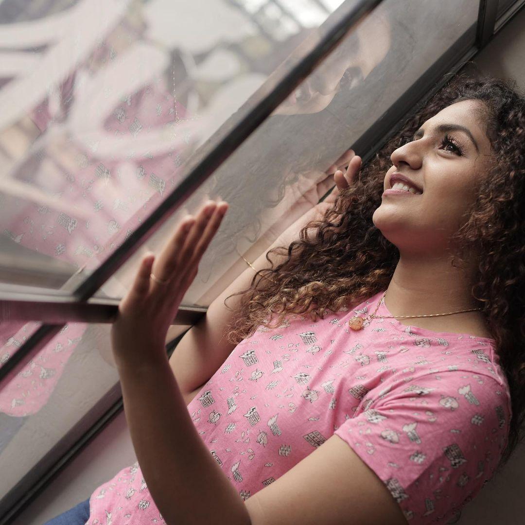 Noorin Shereef Actress hd photo