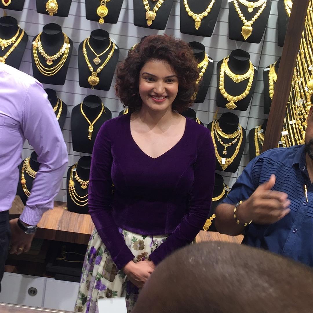 Honey Rose Actress hd photo