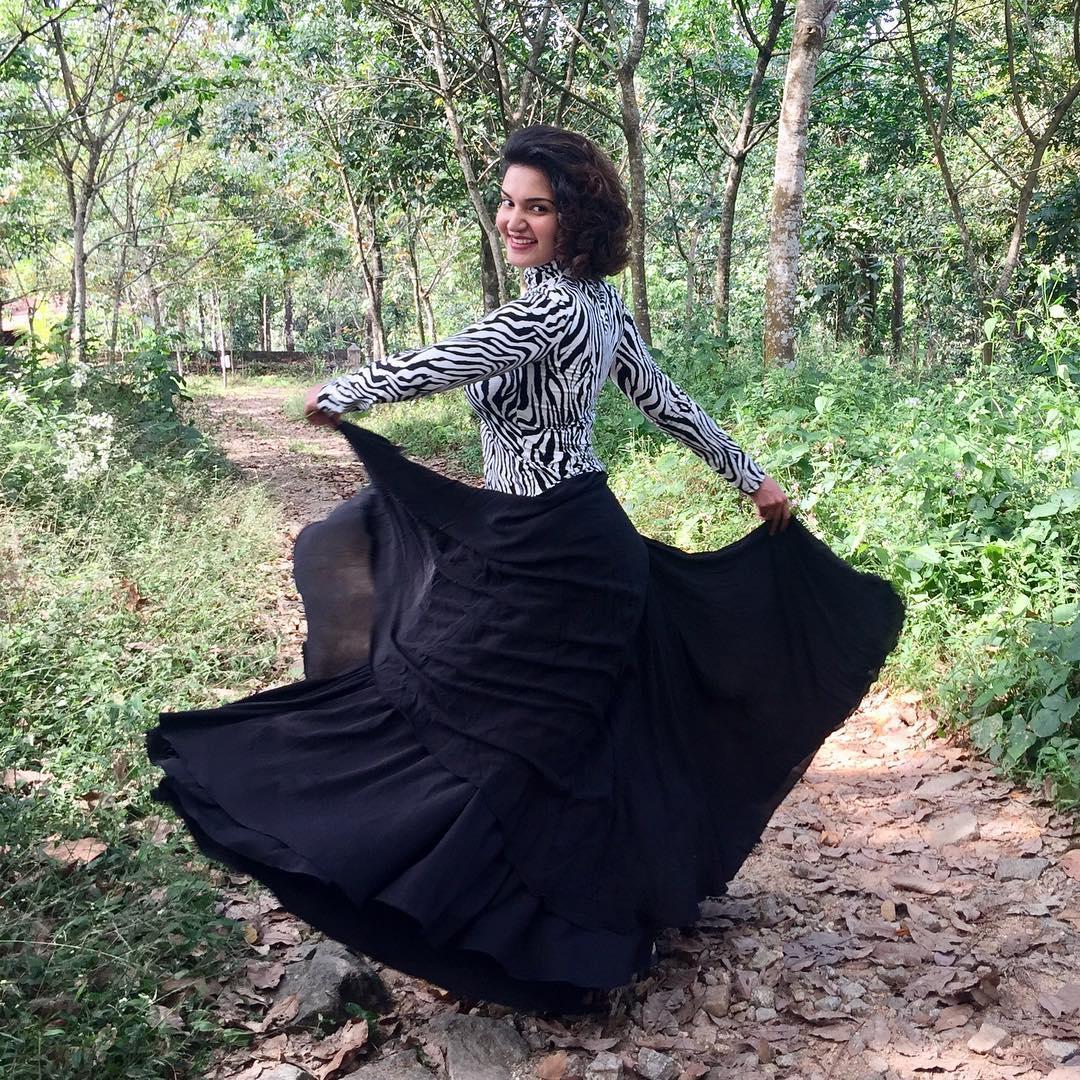 Honey Rose Actress hd photo
