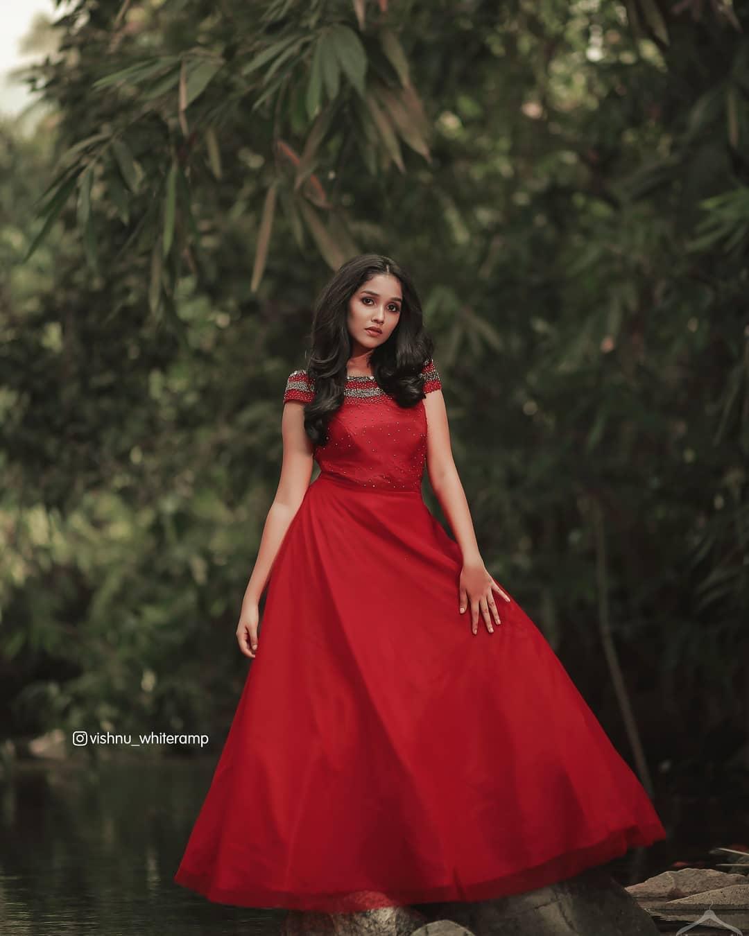 Anikha Surendran Actress hd photo