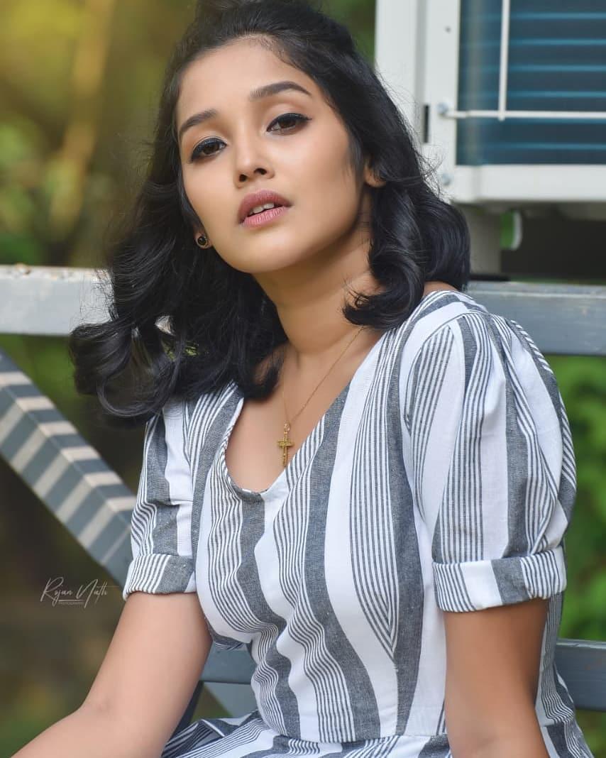 Anikha Surendran Actress hd photo