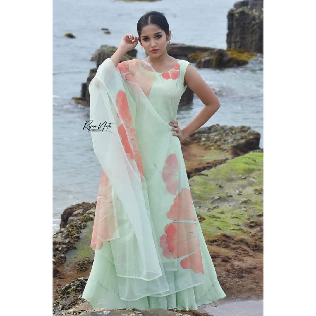 Anikha Surendran Actress hd photo
