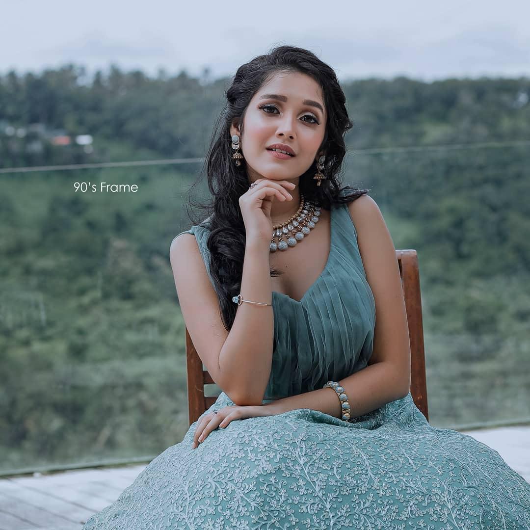 Anikha Surendran Actress hd photo