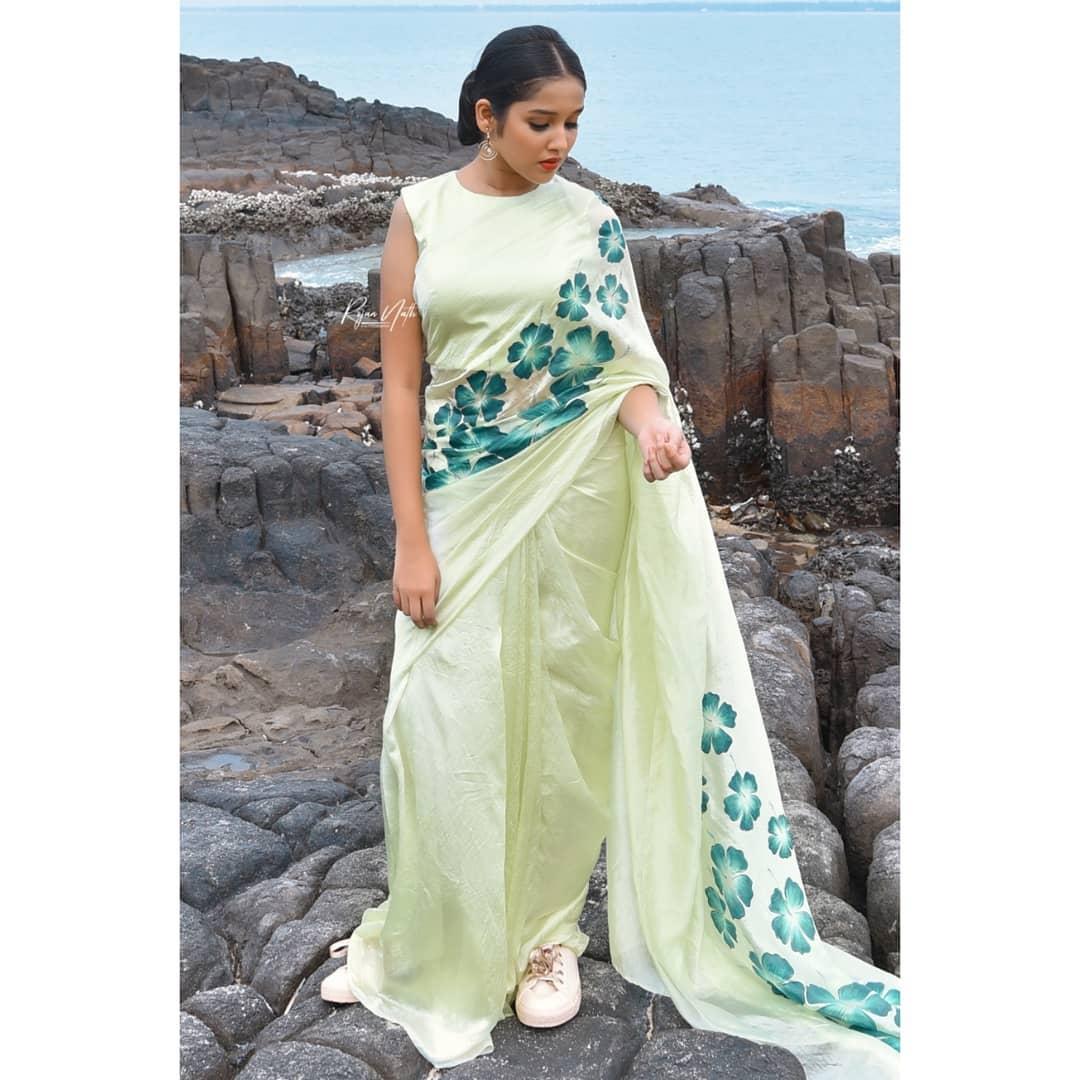 Anikha Surendran Actress hd photo