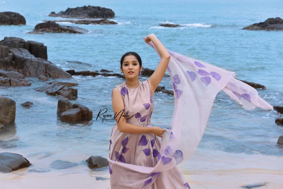 Anikha Surendran Actress hd photo