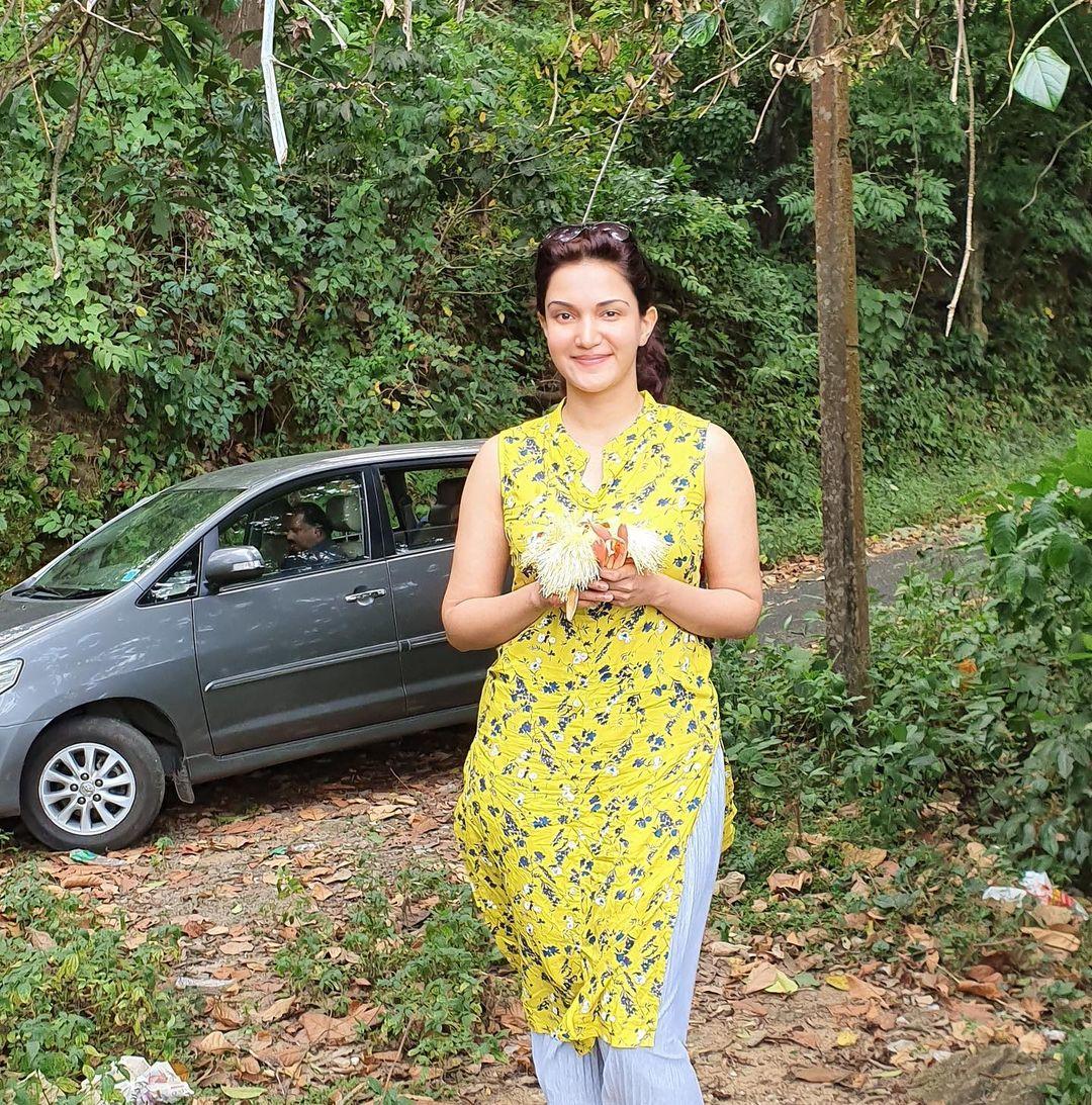 Honey Rose Actress hd photo