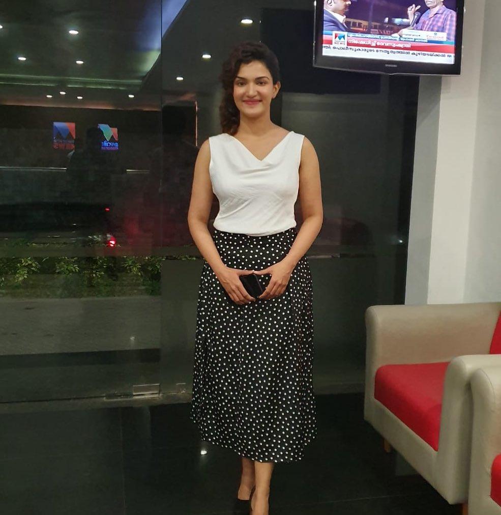 Honey Rose Actress hd photo