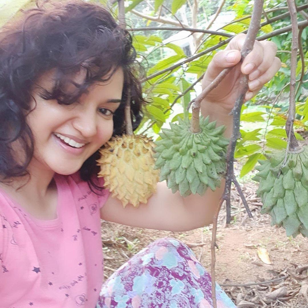 Honey Rose Actress hd photo