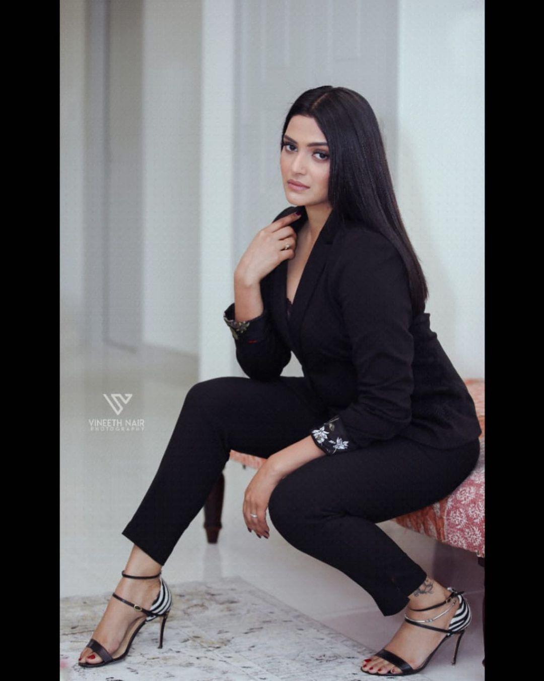 Divya Pillai Actress hd photo