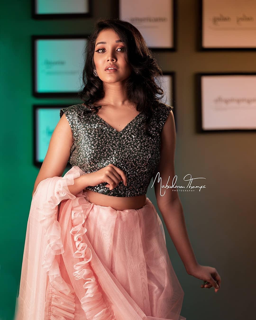Anikha Surendran Actress hd photo