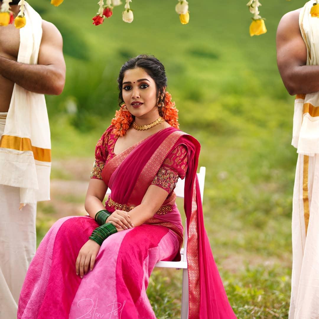 Anikha Surendran Actress hd photo