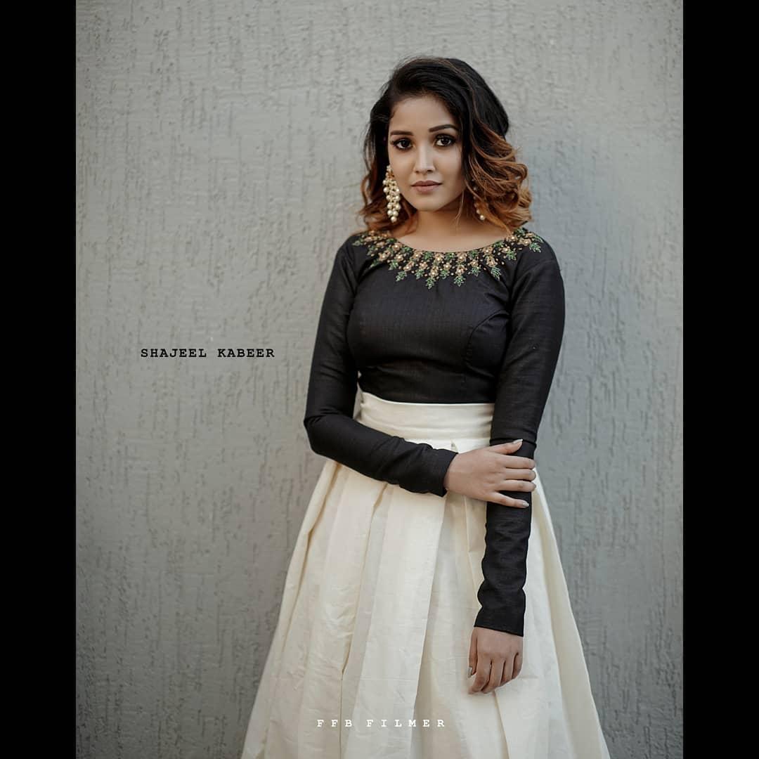 Anikha Surendran Actress hd photo