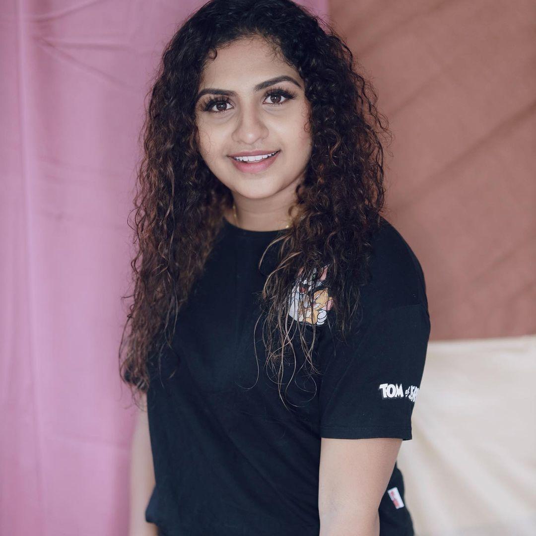 Noorin Shereef Actress hd photo