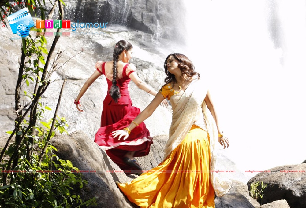 Bhavana and Saranya Actress hd photo