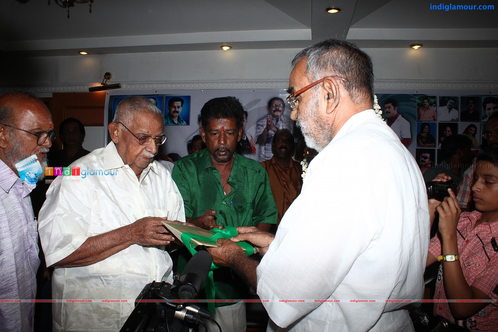 Oru Kudumba Chitram Movie Pooja Event hd photo