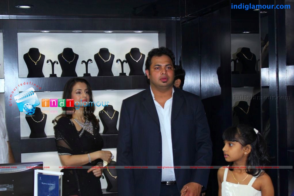 Amisha Patel Launches Josalukkas Showroom Event hd photo