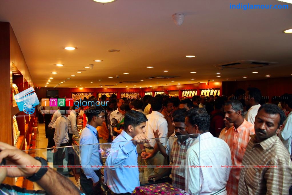 Amisha Patel Launches Josalukkas Showroom Event hd photo