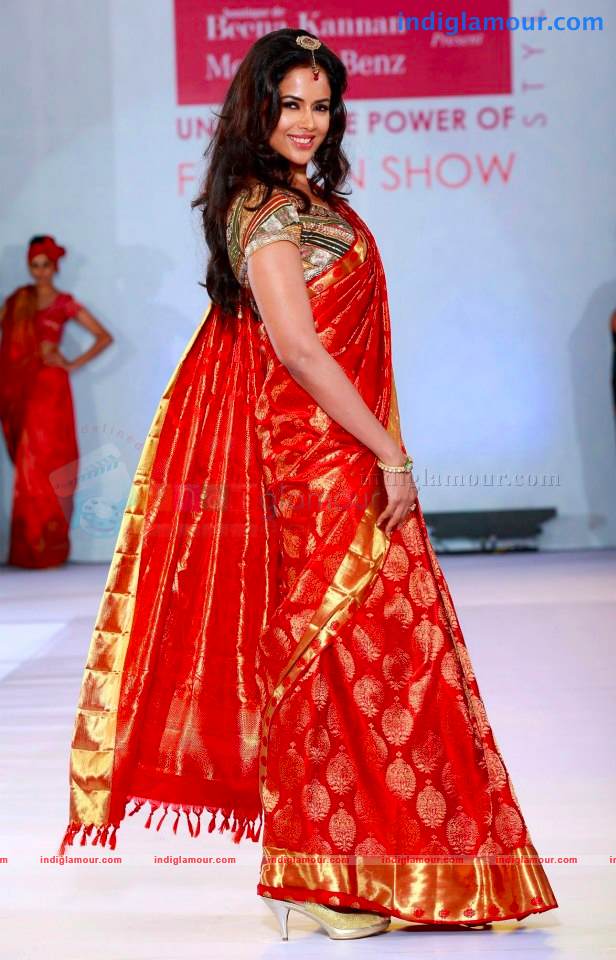 Sameera Reddy at Seematti Fashion Show 2012 Photos Event hd photo