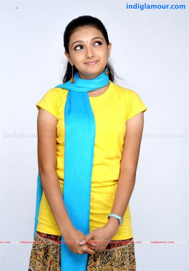 Saranya Mohan Actress hd photo