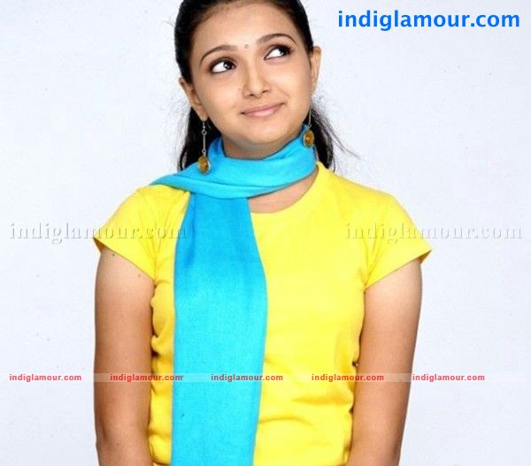 Saranya Mohan Actress hd photo