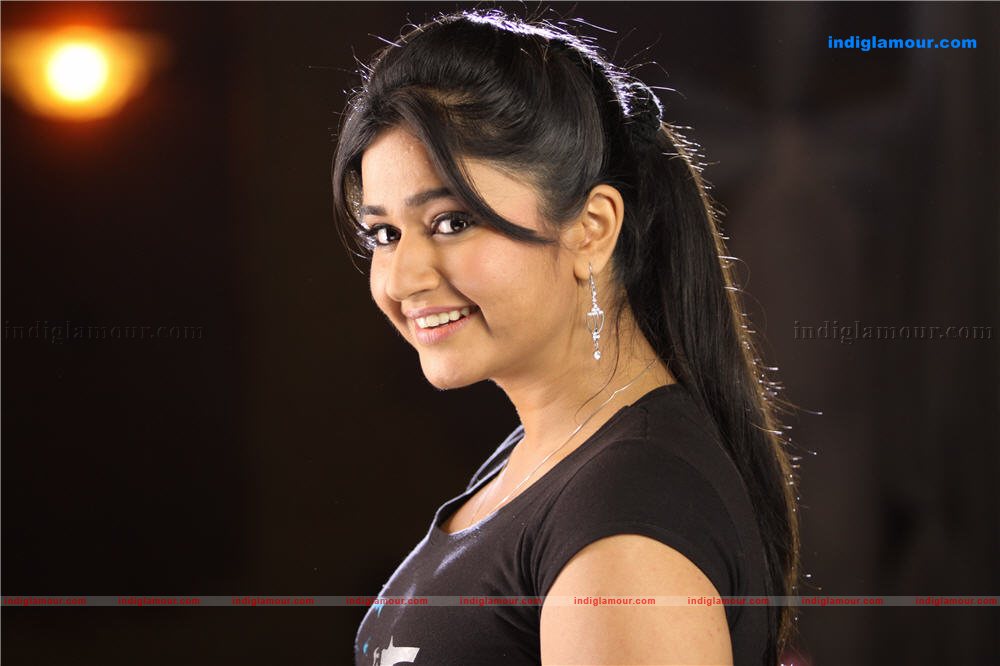 Poonam Bajwa Actress hd photo