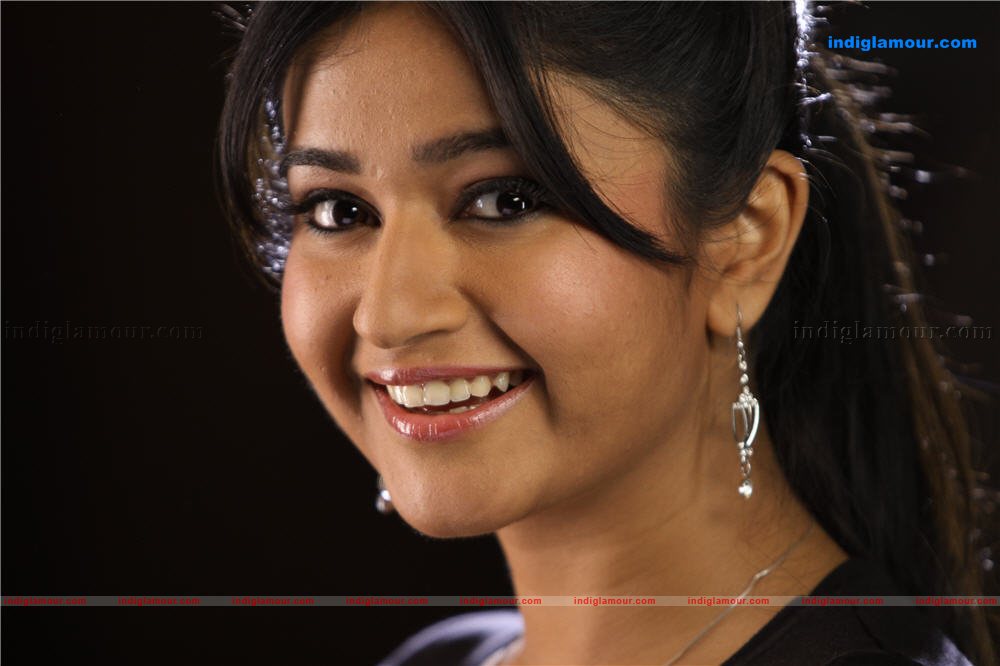Poonam Bajwa Actress hd photo