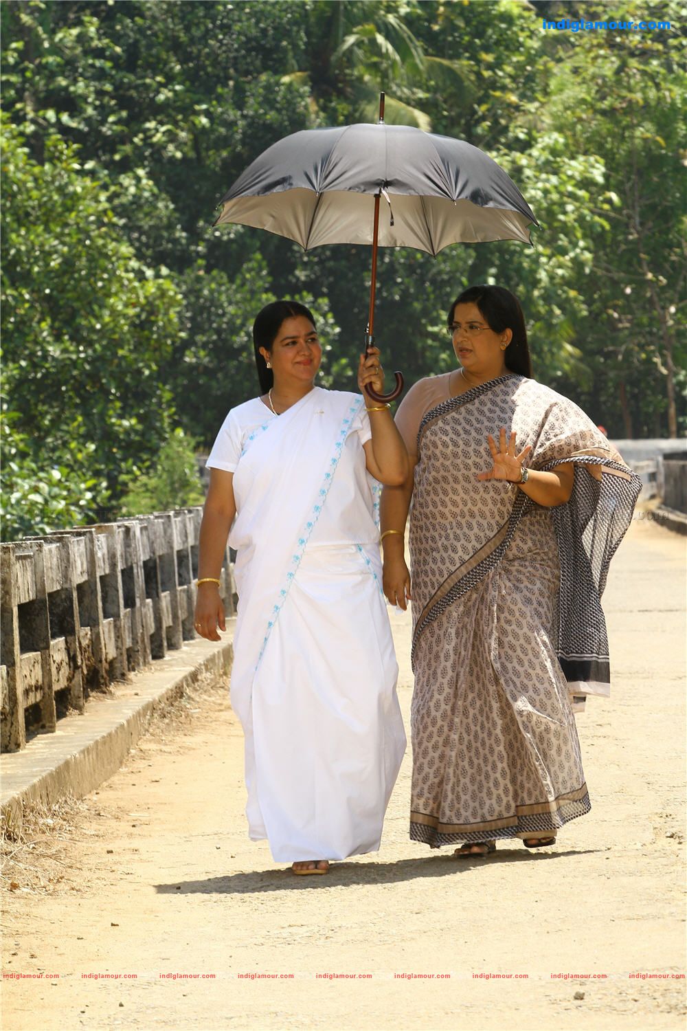 Ponnu Kondoru Aalroopam Movie hd photo