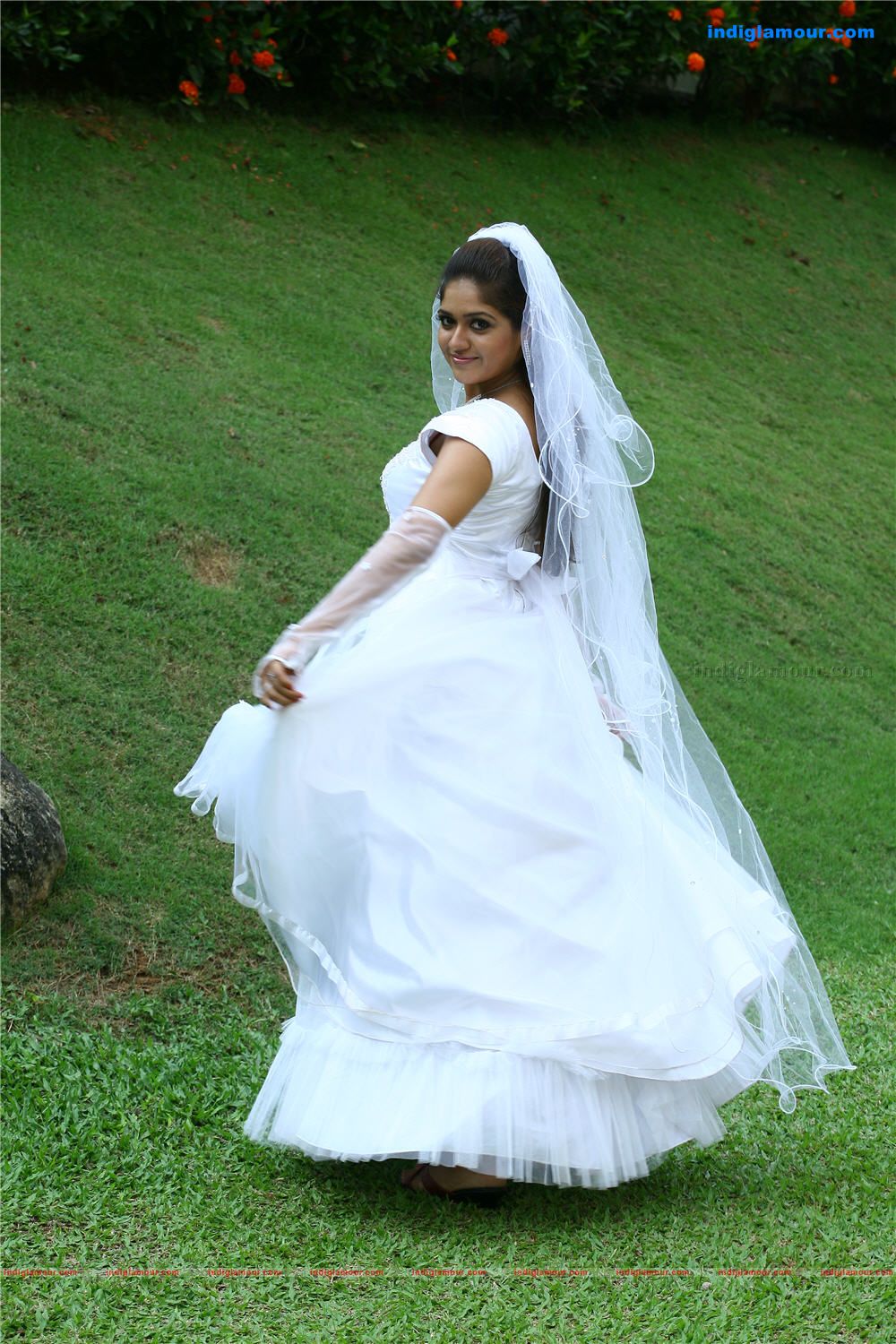 Ponnu Kondoru Aalroopam Movie hd photo