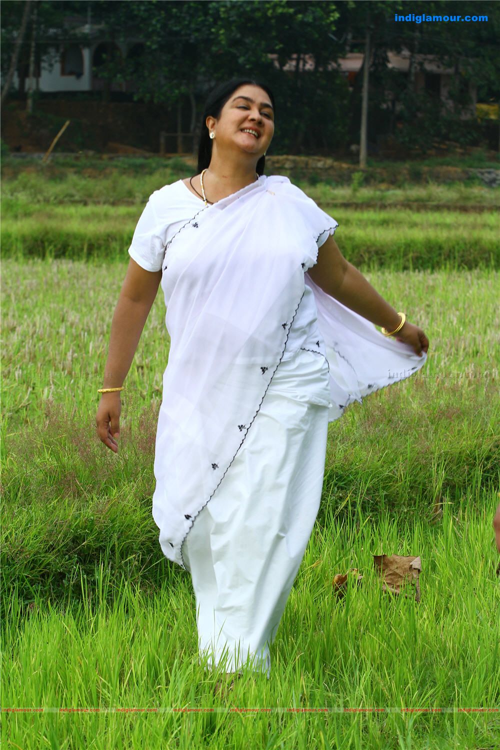 Ponnu Kondoru Aalroopam Movie hd photo