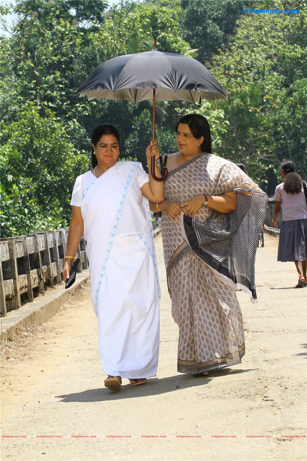 Ponnu Kondoru Aalroopam Movie hd photo