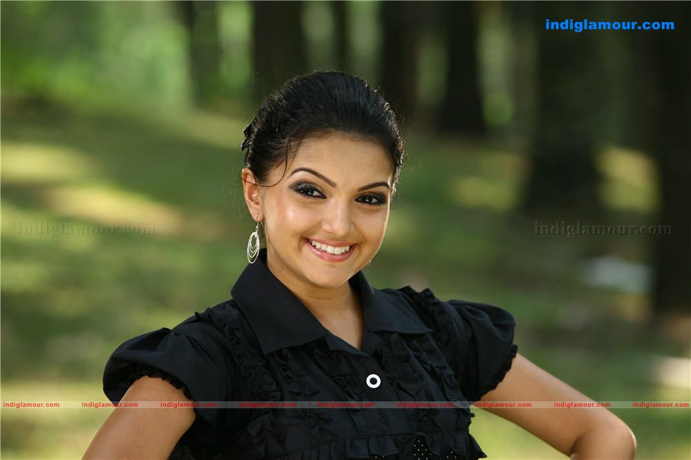 Ponnu Kondoru Aalroopam Movie hd photo