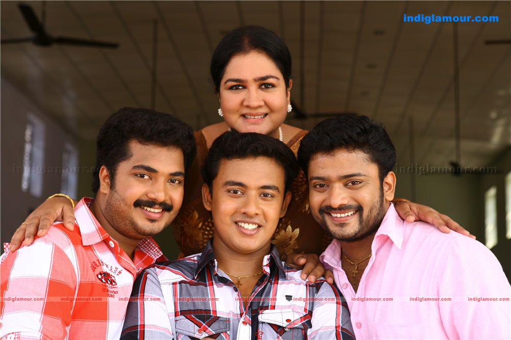 Ponnu Kondoru Aalroopam Movie hd photo