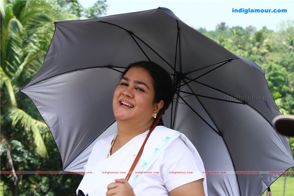 Ponnu Kondoru Aalroopam Movie hd photo