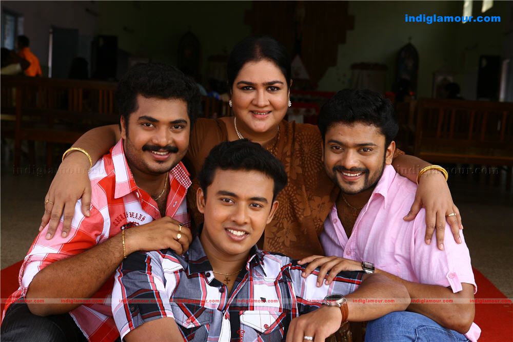 Ponnu Kondoru Aalroopam Movie hd photo