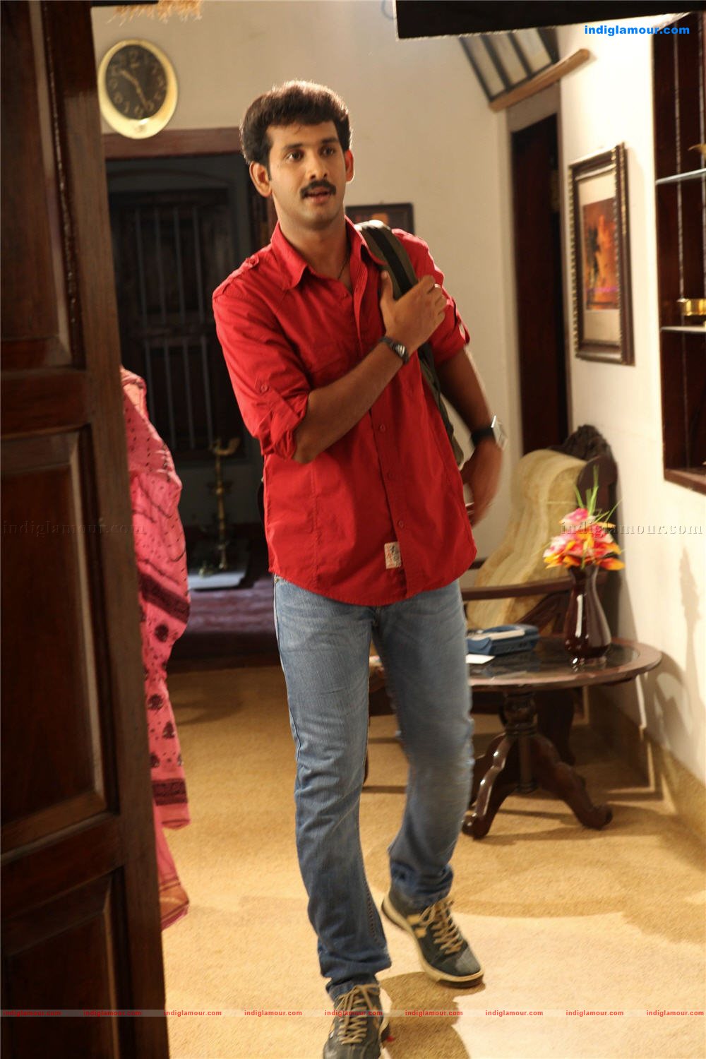 Aan Piranna Veedu Movie hd photo